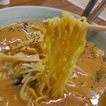 ラーメン つち家 - 麺はちょうどいい太さでいい感じ