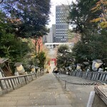 BeBu - 出世の石段！江戸時代に馬で駆け上がったツワモノ多数いたらしい。目眩のする急な階段です。