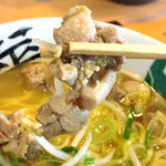 札幌ラーメンくまっ子 - 地鶏らーめん800円＋大盛100円の地鶏リフト