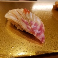梅田 鮨 よこ田 - 鯛　梅肉醤油