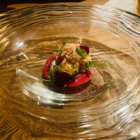 BISTRO FAVORI 代官山 - アワビとタラバガニの冷製 ビーツのポタージュ仕立て　カリフラワーのクレーム 松の実（めちゃくちゃ小さい）