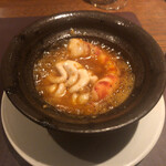 アカ - 贅沢極まりない見事な車海老と雲子のアヒージョ♪私の知るアヒージョとは完全に別物！というべき旨味が溢れて…またサックサクの自家製ライ麦パンとの食感の相性も見事でした(^O^)／