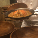 アカ - 香箱蟹のパエジャ
      →こちらの〆は楽しみにしていたパエジャ！そしてこの時期は香箱蟹のパエジャ♫