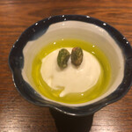 アカ - 岡山県産オリーブオイル掛け山羊のミルクジェラート スペイン産ピスタチオ乗せ
      →今年搾ったオリーブオイルをミルクジェラートにたっぷり♪するとこのジェラートの塩味がバッチリオリーブオイルにベストマッチ！