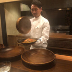 アカ - イケメンの東シェフのパカっとタイム！〆のパエジャが登場！