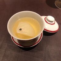 アカ - カルド・ガジェゴ(蕪入りハモンセラーノ出汁スープ)
                    →まずすっきりとしたカヴァと共に提供されたのは温かい蕪のスープ♪