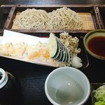 手打そば 中原 かしわ - ★★天付そば 1750円 5cm程の海老、カニカマ、かぼちゃ、茄子、舞茸の天ぷらが付いてるものの値段の割に天麩羅がショボイ！人生で1番小さい海老に出会ってビックリ！蕎麦は美味しいがリピートは無い！