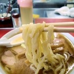 一品香 - 麺　リフト　伸びてます。膨張してボワボワ。クシャクシャ。