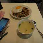 東京カオマンガイ - 美味しいチキンスープにガパオライス