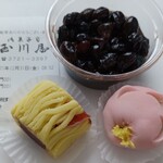 玉川屋 - 料理写真:上生菓子梅とサービスの黒豆