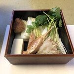 かに道楽 - かに会席「美咲」のかにすき小鍋の具材。