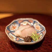 鮨 かの - サワラ藁焼き 自家製玉ねぎポン酢添え