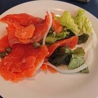 スカイクルーズマクハリ アパホテル＆リゾート東京ベイ幕張 - 本日のタイムサービス①スモークサーモンのマリネ