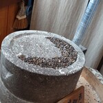 吟八亭 やざ和 - 石臼挽き