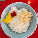 ラーメン 杉田家 - ライスに豆板醤と刻みしょうが