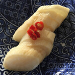 坂本商店 - ほんのりクリーム色のだいこんは発酵のいい匂いがします。前回の唐辛子を酢漬けにしたものをトッピング。塩もきつくなく、サラダ感覚。うっかり一本いってしまいそう♫