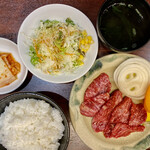 肉の館 羅生門 - サラダ、キムチ、ご飯、スープ