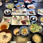 Aisen Washoku Nakanaka - 仲々御膳×2 テーブルが豪華です！