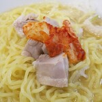 鳥良商店 - とりそばにキムチを乗せる