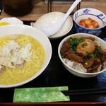 鳥良商店 所沢店 - とりそば&どて飯、追加でキムチ、蓮華が置かれた皿は何に使うのか？
