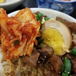 鳥良商店 - 食べずらいので、玉子半分は取り分け皿へ、キムチを加えて味変