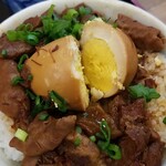 鳥良商店 所沢店 - どて飯の玉子を割る