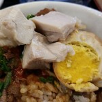 鳥良商店 - とりそばの鶏肉を加える