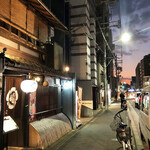 酒呑 にし川 堀川丸太町店 - 美しい空を見上げ