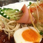 喫茶キャロル - 胡瓜がハムの器に入っているみたい