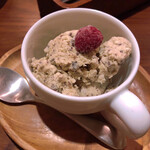 cafe Stay Happy - Store-made chocolate ice cream topped with raspberry・自家製のチョコアイスとラズベリー