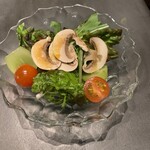 北海道焼肉 北うし - シャインマスカットととろろのサラダ