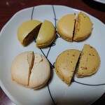 りんごカフェ - 慎重に、半分こ。