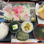 Meshiya Ooisokou - 刺身定食
                        普段聞き慣れない魚たち。マメジは本マグロの幼魚、ヤガラは細長い割烹料理店などが扱う高級魚、オオニベは九州では流通している食用魚