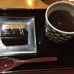 繭蔵 - "黒糖ゼリーと黒豆茶"