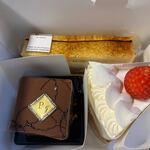 パティスリー イチリュウ - 料理写真:私は並んだケーキの中から３つ選んで自宅にお持ち帰りです。