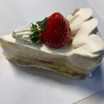 パティスリー イチリュウ - スペシャル苺ショート４８６円。
             
            ふわふわスポンジケーキに生クリームとフレッシュ苺の王道ケーキです。