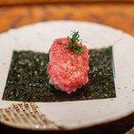 肉割烹 上 - 牛トロタク トモサンカク　 沢庵　 青筋のり