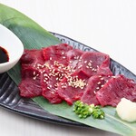 [Popular snacks] Assortment of two types of lean horse sashimi and marbled meat