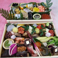 津の守坂 小柴 - 縁起物のお料理が隙間なくビッチリと、でも配色にも気を配って綺麗に詰められています。これは凄いなぁ……