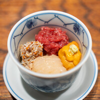 肉割烹 上 - 小丼 赤身肉カメノコ　 香箱蟹　 白海老　 塩水雲丹