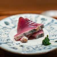 肉割烹 上 - 氷見の迷い鰹 藁焼き あたり葱