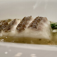 中国菜 老四川 飄香 銀座三越店 - 真鯛の蒸し料理 からし菜ピクルスソース
                    あ〜真鯛がこんなにも美味しいのかと改めて思うそんな蒸し料理です♪
                    発酵した深みのある旨みが酸味と共に真鯛を包み込み、白身魚の淡白な味に自然に寄り添っています。