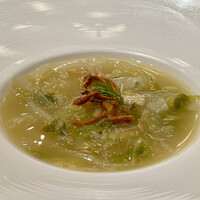 中国菜 老四川 飄香 銀座三越店 - フカヒレと干し貝柱 ミニ白菜のスープ
                      冬虫夏草を人工的に栽培したサナギタケ（オレンジ色）を使っているのが飄香さんらしいです。
                      鶏白湯に干し貝柱などの旨みたっぷり、柔らかな白菜の甘みが溶け込んでいます。