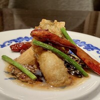 中国菜 老四川 飄香 銀座三越店 - カキのフリット 四川ピリ辛甘酢ソース
                    真牡蠣がぷっくりトゥルントゥルン、表面サックサクでミルキー、甘みのあるピリ辛ソースがなんて合うのでしょう！
                    これは凄く美味しい♪
                    マコモダケの素揚げが付け合わせ。