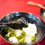 横浜ラーメン おか本 - ご飯を海苔で巻いて・・・