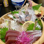 海鮮どんぶり亭 - 刺身はミナミマグロ、かんぱち、鰯の3種