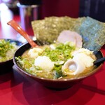 横浜ラーメン おか本 - 隣の方のニンニク山盛り