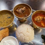 本格的なネパール料理 ガルアーガン - カレー三種
左から豆スープ、マトン、チキン