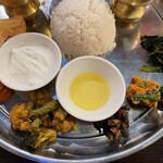 本格的なネパール料理 ガルアーガン - 副菜類
      真ん中がバターオイル