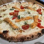 Ostrea - ホワイトソースとサーモンのピザ